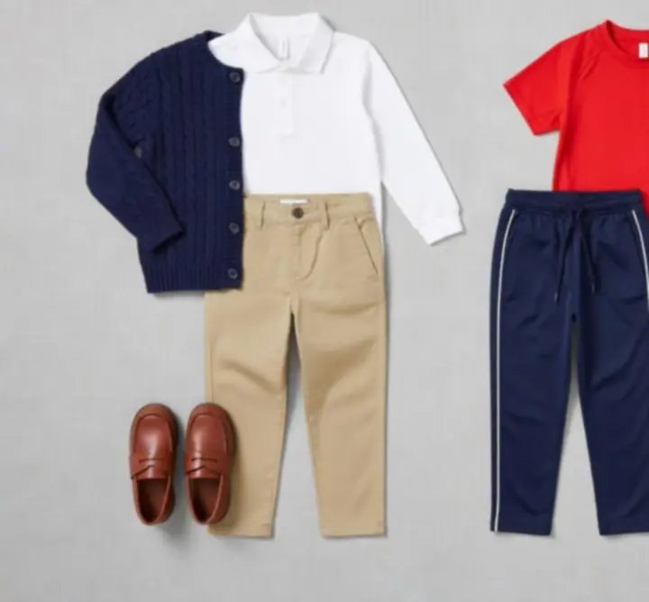 Verschillende kinderoutfits naast elkaar ter inspiratie voor kledingcombinaties.