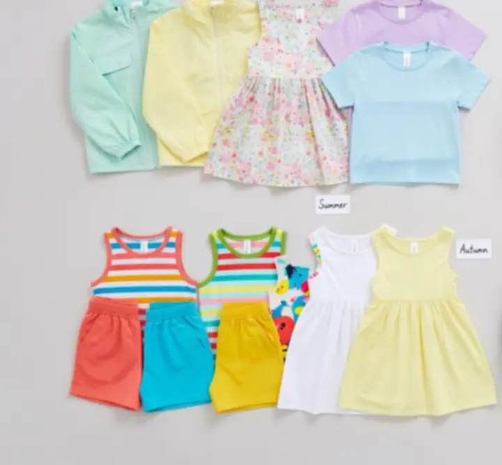 Selectie van kinderkleding per seizoen overzichtelijk neergelegd.